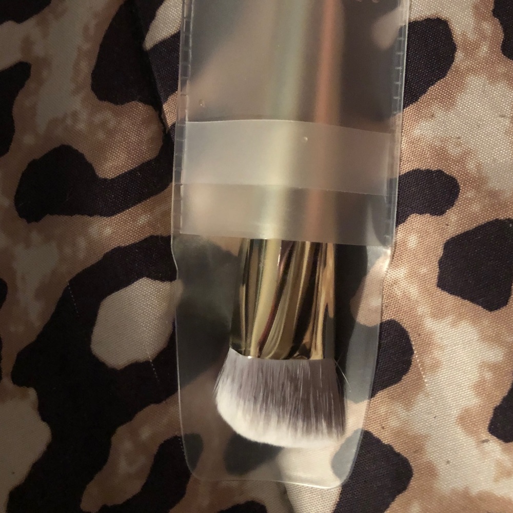 Concealer brush by Complex Culture